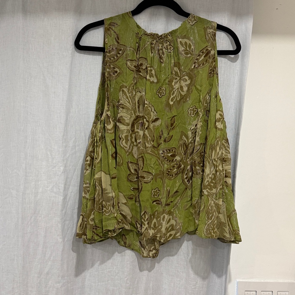 Zara crinkle Green Floral Sleeveless Top. Size L.